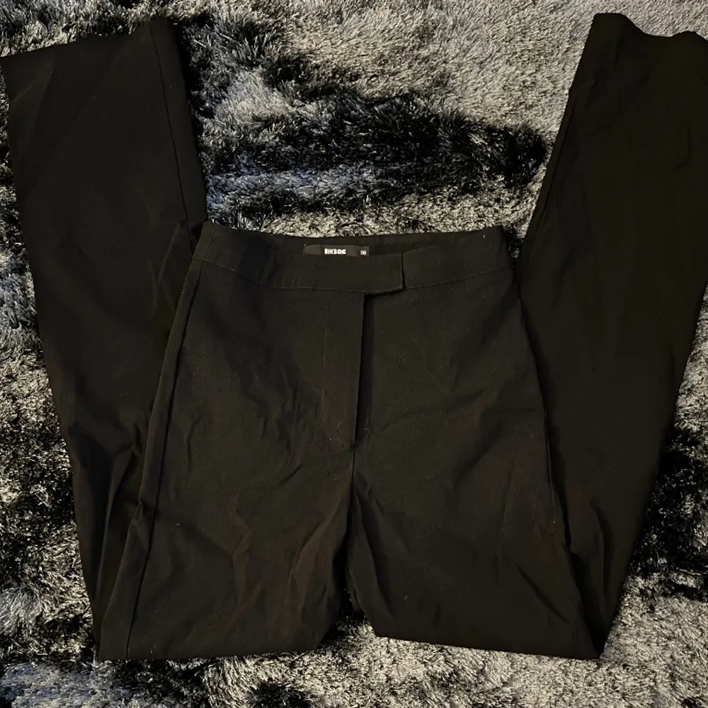 Raka svarta kostymbyxor från BikBok. Använda 1 gång. Stretchigt material som formar sig fint. . Jeans & Byxor.