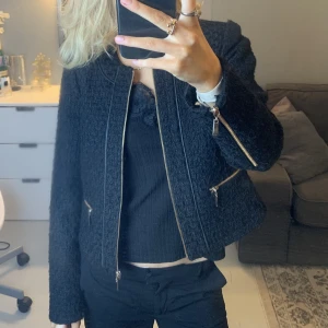 Kofta - Lite tjockare än en vanlig kofta så man skulle kunna ha den som jacka men också ha den under jackan 