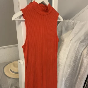 Röd bodycon klänning - Ursnygg röd klänning. Stretchig material. Polo hals