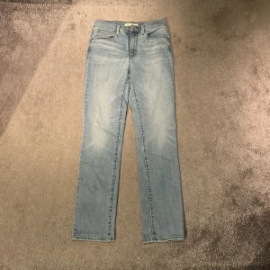 Levis jeans - High rise straight Levis jeans❣️De är i storlek W28 L32. Skriv för mer info, jag är villig att mötas i pris😊