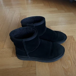uggs - Säljer mina uggs från dinsko köpta förra året för 600kr, säljer för 300kr. Säljes då de ej kommer till användning längre!💓 storlek 37 men passar mig som har 38