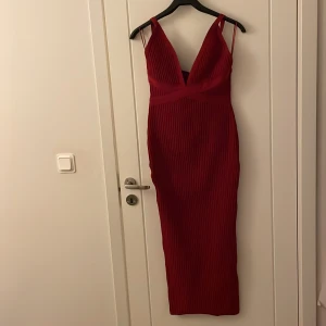 Bandageklänning röd - En röd maxi bandageklänning med prislapp kvar från fashionnova. Stor i storlek