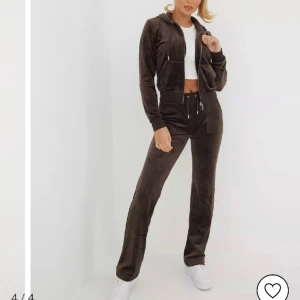 Juicy couture  - Juicy couture set, använd några gånger, bra skick. Byxor- S och tröjan- Xs. Säljer då dom inte passar mig. 