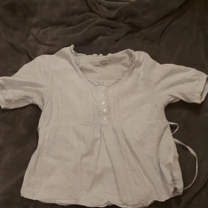 Blus - Söt blus blå och vit randig med snörning bak 