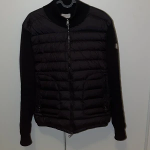 Moncler cardigan  - Säljer nu min moncler cardigan använt några gånger den är ny skick säljs på grund av att den är Förstor för mer information kom privat 