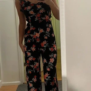 Blommig jumpsuit - Jumpsuit i jättefint skick! Använd ett fåtal gånger 🫶🏽 
