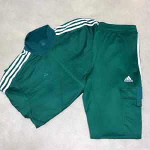 Säljer mitt gröna Adidas set i storlek (M). Använd ett par gånger. Ny pris 2000 kr, mitt pris 500 kr. 