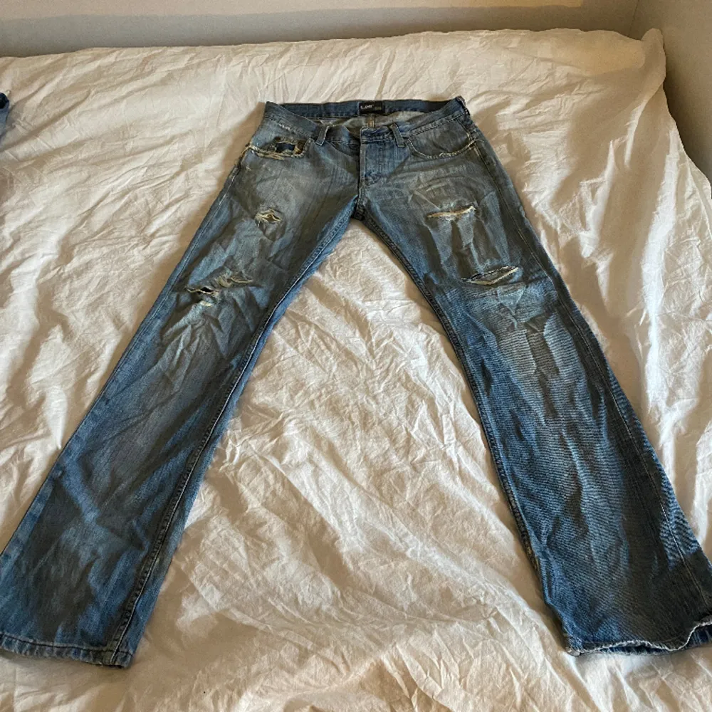 ett par snygga lågmidjade lee jeans stlk w31 l32, midjemått tvärsöver:42 innerbenslängden:81 (finns en defekt skriv för bild). Jeans & Byxor.