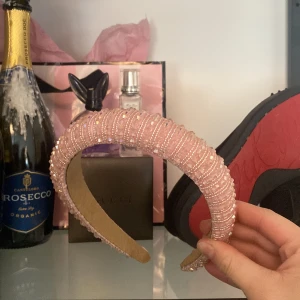 glitter diadem - jätte fint diadem💓andvänt max två gånger säljer då ja ej passar i diadem❤️