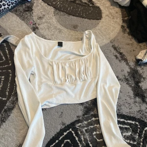 En jätte fin vit kort tröja❤️ - Jätte fin, men inte rkt min stil!!