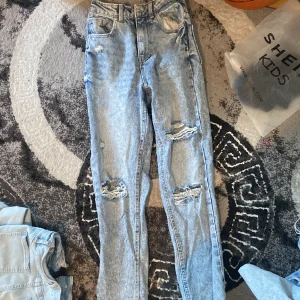 Jeans, med hål  - Jätte fina på men är tyvär inte min stil längre. Dem kan vara jätte fina att anvönda på sommaren!❤️