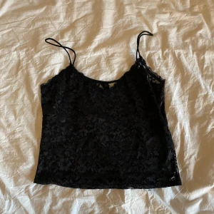 spets topp - en super snygg svart spets topp i stlk S