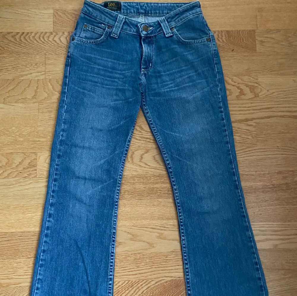 Säljer dessa lågmidjade lee jeans då jag inte får någon användning av de. Sparsamt använda så är fint skick, första bilden är lånad💗midjemått: 36 cm innerbensmått: 81 cm Skriv vid funderingar . Jeans & Byxor.