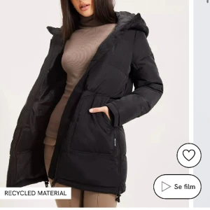 Vera Moda down jacket noos  - Fin vinterjacka, från Vera Moda. Är i bra skick då den endast använts en gång.