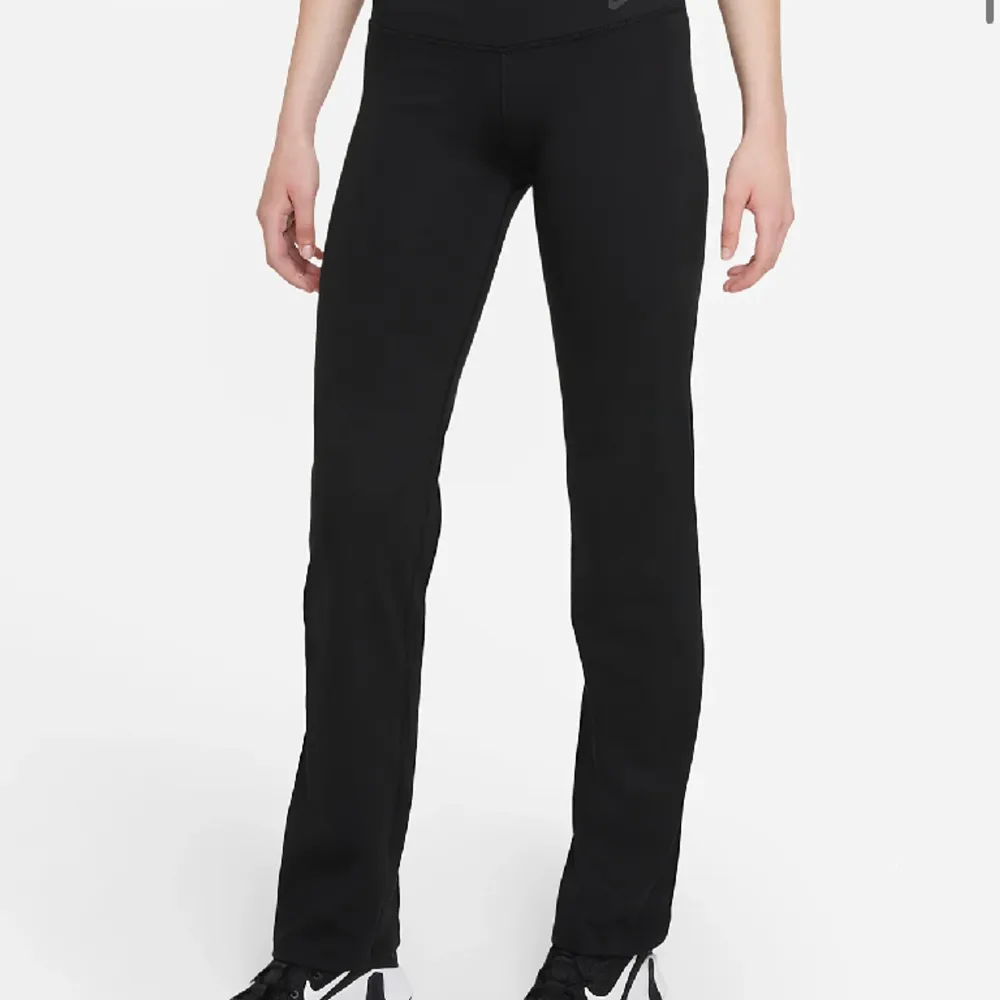 Nike utsvängda byxor. Storlek M  . Jeans & Byxor.