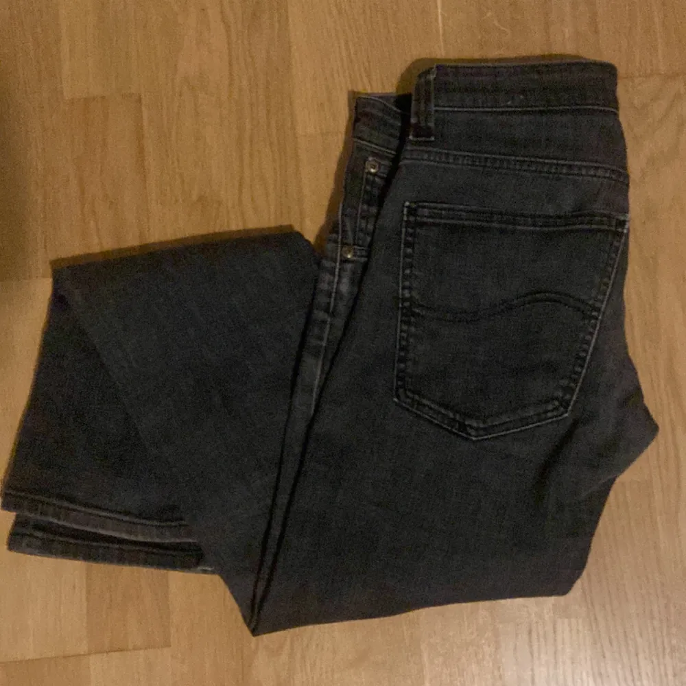 Schyssta svarta/mörkgråa slimmade jeans från lee. Säljer då dom inte passar för mig. Skicket är 8/10. Kom pm vid funderingar!. Jeans & Byxor.