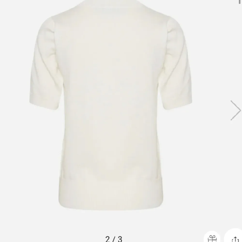 En jättefin stickad t-shirt. Den är creme vit och från saint tropez. Köpt för 349kr💕. T-shirts.