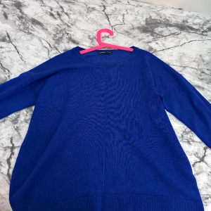 Tröja  - En fin blå rum tröja super fin och härlig passar väldigt bra med svarta jeans 