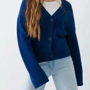 Marinblå kofta - Kofta från gina tricot 💙 Helt utan defekter och har bara används några fåtal ggr, så inga tecken på användning. 💞 Sitter lite oversized 🤗 Nypris: 300kr