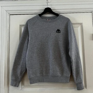 Crewneck kappa - Grå crewneck tröja från kappa i jättemjukt, skönt material. Storlek S