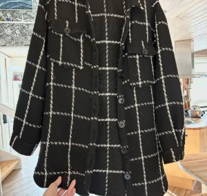 Svart kappa!  - Säljer nu min fina svart rutiga kappa! Använder bara några fåtal gånger !☃️Säljer för 300🌸