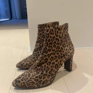 Boots i leopard mönster från Billi Bi Copenhagen! Använda men i fint skick. Nypris 1500kr