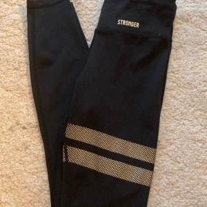Stronger thights  - Säljer dessa nästan helt oanvända stronger tights! KAN TÄNKA MUG ATT BYTA MOT ETT PAR SAMMA I STORLEK M!!! Storlek xs