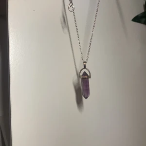 Ametist halsband - Fint ametisthalsband 💕 har använt ganska mycket, lite slitet på något ställe, men inget som syns 🫶🏻Tyvärr är kristallen fake, men är fin ändå ☺️ Har du frågor eller är intresserad, skriv! 💕