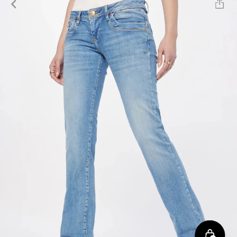 Säljer mina otroligt snygga LTB jeans, då de tyvärr är aningen för  stora för mig. Jeansen är endast använda ett fåtal gånger, och jag har sytt in skosnören i jeansen för att göra de mindre i midjan🩷 Nypris 800kr!. Jeans & Byxor.