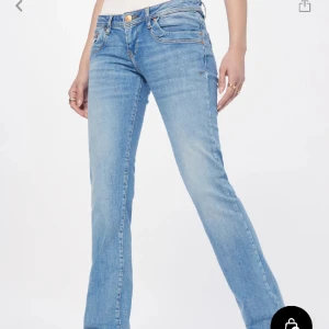 Lågmidjade jeans - Säljer mina otroligt snygga LTB jeans, då de tyvärr är aningen för  stora för mig. Jeansen är endast använda ett fåtal gånger, och jag har sytt in skosnören i jeansen för att göra de mindre i midjan🩷 Nypris 800kr!