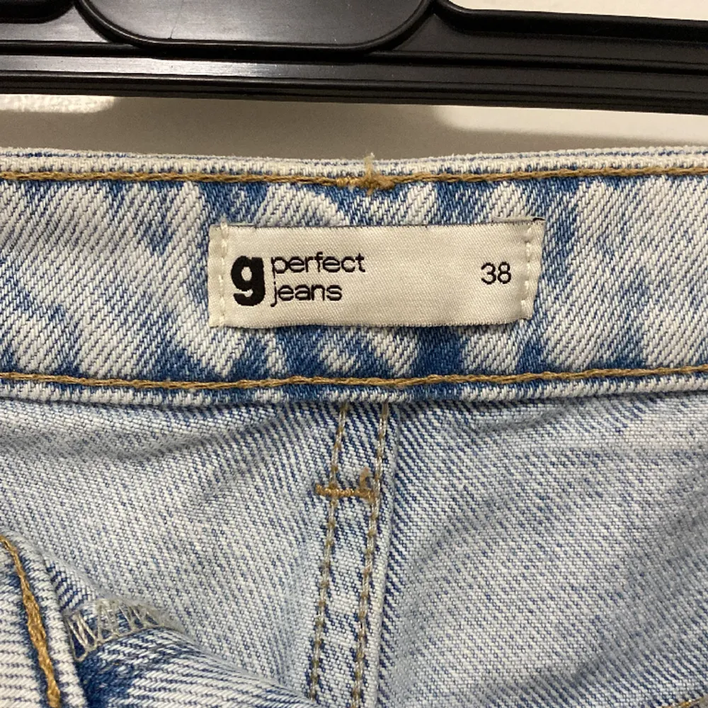 Perfekt stright leg jeans från Gina Tricot. Är långa i längden, är 167 och dom passar mig bra. Storleken är 38. . Jeans & Byxor.