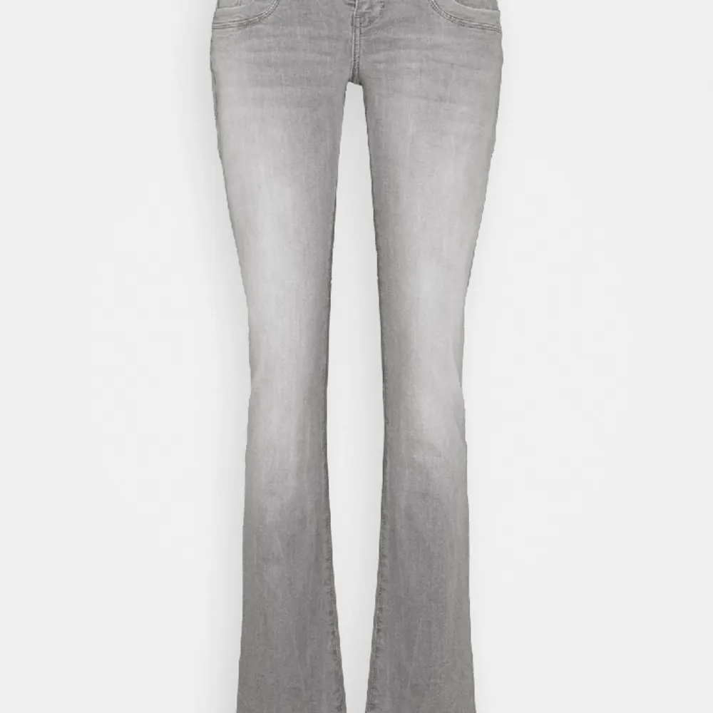 Jag säljer mina superfina grå ltb jeans i modellen valerie. De är lågmidjade och tidigare köpt här på plick men säljs pågrund av att de är för stora på mig. Är i mycket bra skick. Jag är 170 cm och 34 passar lika bra som 32. Skriv om ni har frågor!💓. Jeans & Byxor.