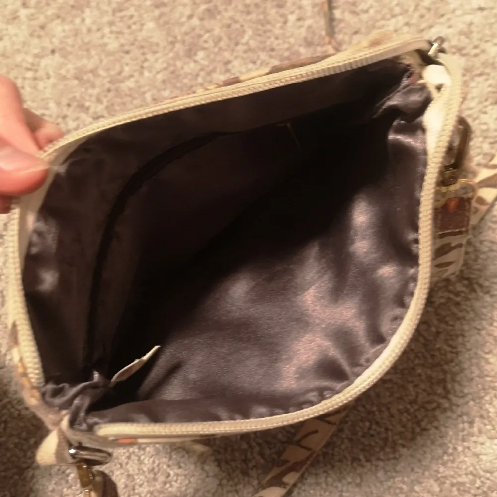 En supersöt handväska med ugglor på. Har flera olika fack. Remmarna går att ta bort. Väskan är flitigt använd, har en liten fläck (skriv för bild) :)) . Väskor.