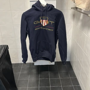 Gant hoodie - Gant hoodie i marin blå, storlek S