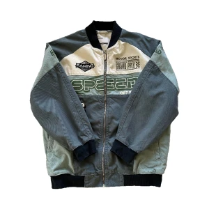 Racing jacket - Säljer denna cool racingjacka för att den inte kommer till användning. Det finns en liten svart fläck som ni kan se på den sista bilden.