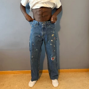 Carhatt carpenter jeans - Carhartt Denim Carpenter Pant / Jeans - 34/30  Waist:44 Outseam:99 Leg-opening: 22  Condition is great but leg opening has been trimmed a bit.  Feel free to ask any questions  Price is negotiable but please be resonable