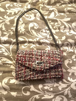 Becksöndergaard väska - Säljer nu min fina becksöndergaaard väska! Har flera av denna med andra färger så därför jag säljer denna🌸Använd fåtal gånger och SÅ fin! Färgerna poppar mer irl!🥰Säljer för 400kr