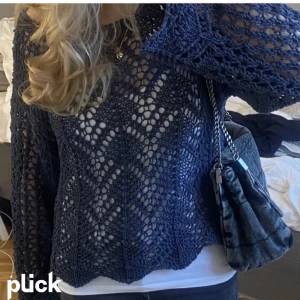 Zara topp - Säljer min supersöta topp från zara, då den inte kommer till användning längre! Köptes för 499 kr och är endast använd 2-3 gånger! Skriv för fler bilder🩷 priset kan diskuteras (Lånad bild) vill bli av med så tveka inte på att skriva