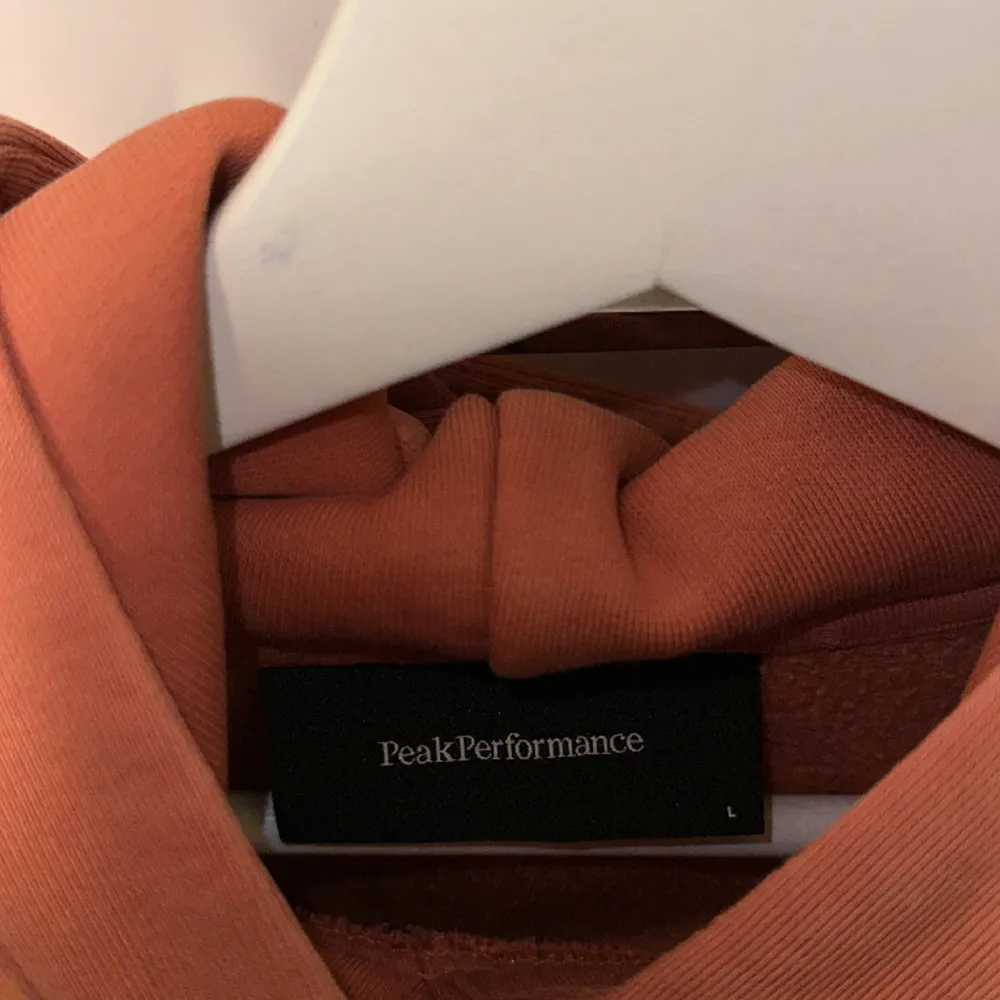 Peak performance hoodie i peach färg, storlek L. Hoodies.