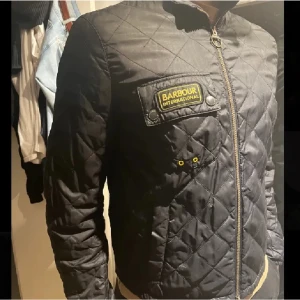 Barbour jacka - Säljer min Barbourjacka, den är i använt skick och har tecken på det som någon fläck och liknande, men INGA hål. Storlek M, fler bilder skickas i PM vid intresse. Billigare vid snabb affär.