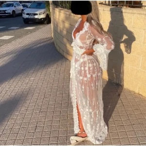 Strandklänning från Missguided  - Säljer min sambos vita strandklänning från Missguided, storlek 36. Jättefint skick.