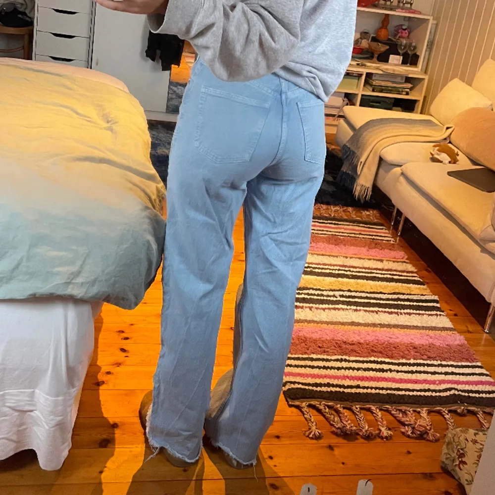 Bootcut jeans från zara! Storlek 36 men passar mig som är 38. Kan skicka mått osv om man vill det :) de är i en fin ljusblå färg och fransiga nertill. Jag är 165cm lång. Jeans & Byxor.