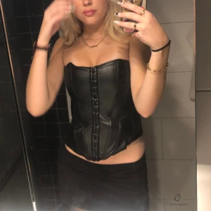 Zara korsett  - Jätte snygg svart korsett från zara som tyvärr inte kommer till användning längre💔