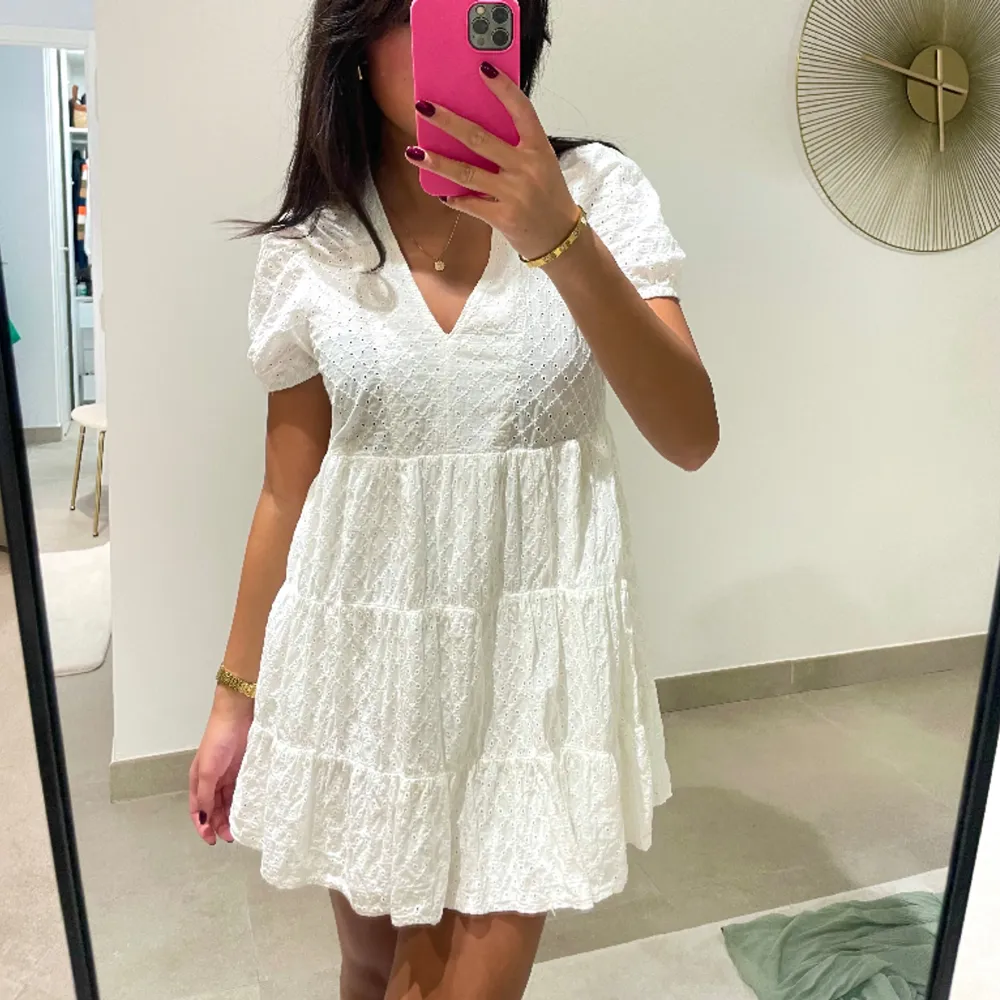 Kort vit klänning från zara. Sparsamt använd och i jättefint skick! Perfekt till sommar eller som studentklänning💛. Klänningar.