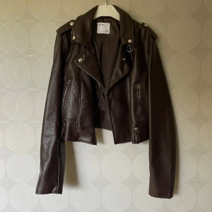 Skinnjacka Bershka - Mörkbrun skinnjacka från Bershka. Använd 1 gång, fint skick.