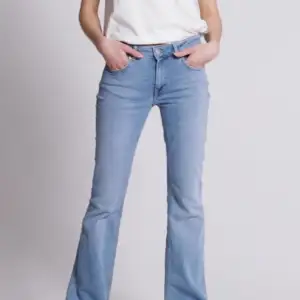 Low waisted bootcut jeans blå. Storlek xxs short. Använda 1 gång. ❤️❤️