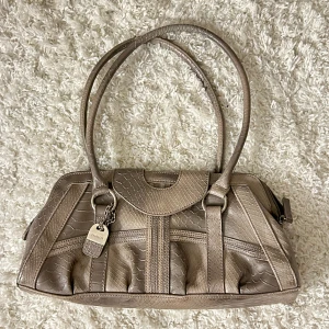 Väska - Handväska från fiorelli, nyskick! Rymlig med flera fack. Vill du köpa trycker du på köp nu, jag postar inom 24h.