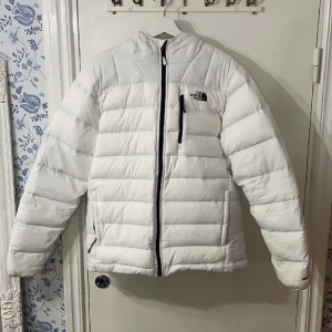 The north face jacka  - Säljer denna jacka då den inte riktigt passade mig, självklart äkta och jag kan mötas upp eller skicka jacka 