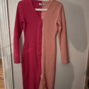 Rosa klänning från Asos. Säljs inte längre💗