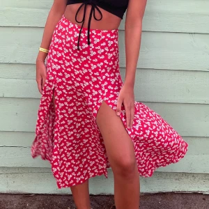 Röd kjol - Röd kjol med blommor från Zara. Dessvärre är den sönder i bak vilket jag sytt ihop själv så gott jag kan🙃